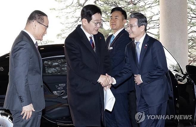 이재명 대통령, 청와대 첫 출근 (서울=연합뉴스) 한상균 기자 = 이재명 대통령이 29일 대통령실 이전 작업이 마무리된 청와대 본관으로 첫 출근해 김용범 정책실장과 악수하고 있다. 2025.12.29  [청와대통신사진기자단] xyz@yna.co.kr