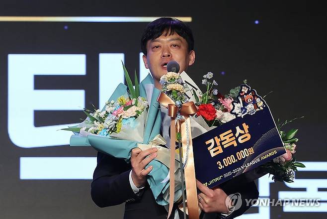 이영택 감독, 감독상 수상 (서울=연합뉴스) 임화영 기자 = 13일 서울 광진구 그랜드워커힐호텔에서 열린 프로배구 2025-2026 V리그 시상식에서 GS칼텍스 이영택 감독이 감독상을 수상한 뒤 소감을 밝히고 있다. 2026.4.13 hwayoung7@yna.co.kr