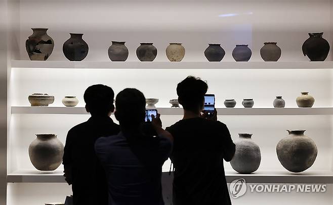 1600년 전 백제인이 쓴 생활유물 (충주=연합뉴스) 천경환 기자 = 1일 충북 충주시 장미산성에서 출토된 백제 시대 유물들이 전시된 충주 국립중원문화유산연구소 전시관 모습. 2026.9.1 kw@yna.co.kr