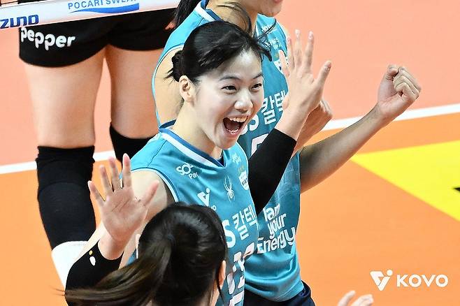 '실바+유서연 38점' GS칼텍스, 페퍼에 셧아웃 승리…3위로 도약 (서울=연합뉴스) 이동칠 기자 = 여자 프로배구 GS칼텍스가 페퍼저축은행을 4연패 수렁으로 밀어 넣으며 2라운드를 기분 좋게 맞췄다. 
    GS칼텍스는 5일 서울 장충체육관에서 열린 진에어 2025-2026 V리그 여자부 홈경기에서 38점을 합작한 지젤 실바(23점·등록명 실바)와 유서연(15점)을 앞세워 페퍼저축은행을 세트 점수 3-0(25-20 27-25 25-21)으로 완파했다. 득점 후 기뻐하는 GS칼텍스의 유서연 . 2025.12.5 [한국배구연맹 제공. 재판매 및 DB 금지]