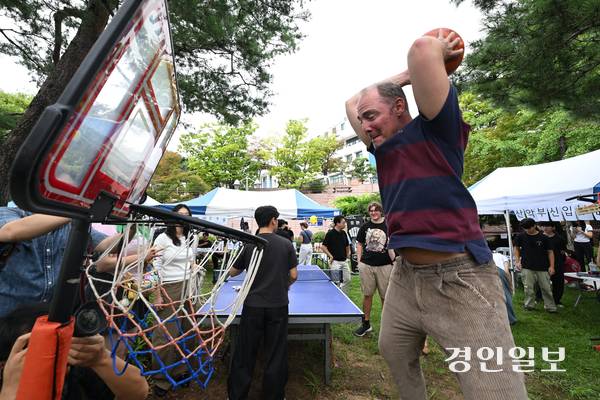 2일 수원시 아주대학교에서 열린 동아리 박람회에서 외국인 유학생들이 농구 동아리 부스를 체험하고 있다. 2026.9.2 /최은성기자 ces7198@kyeongin.com