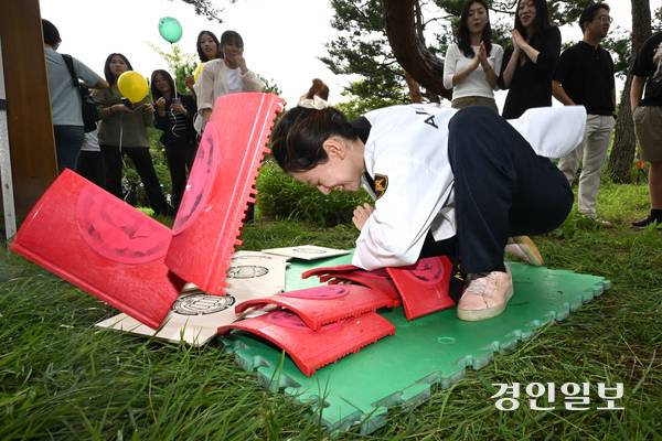 2일 수원시 아주대학교에서 열린 동아리 박람회에서 외국인 유학생들이 태권도 동아리 부스를 체험하고 있다. 2026.9.2 /최은성기자 ces7198@kyeongin.com