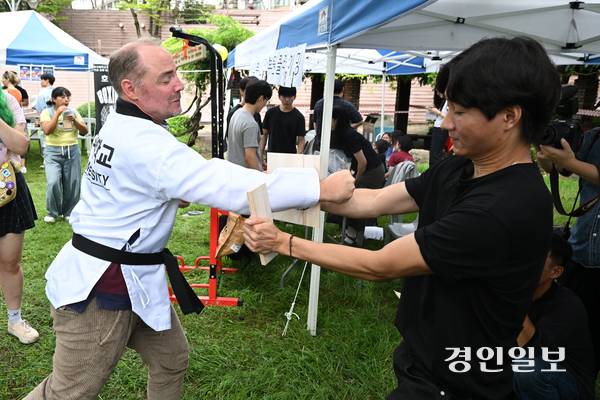2일 수원시 아주대학교에서 열린 동아리 박람회에서 외국인 유학생들이 태권도 동아리 부스를 체험하고 있다. 2026.9.2 /최은성기자 ces7198@kyeongin.com
