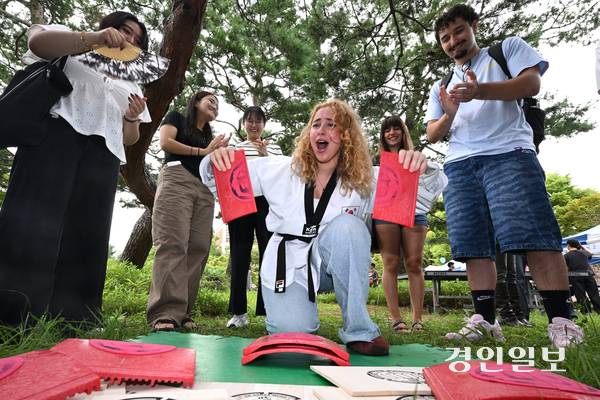 2일 수원시 아주대학교에서 열린 동아리 박람회에서 외국인 유학생들이 태권도 동아리 부스를 체험하고 있다. 2026.9.2 /최은성기자 ces7198@kyeongin.com