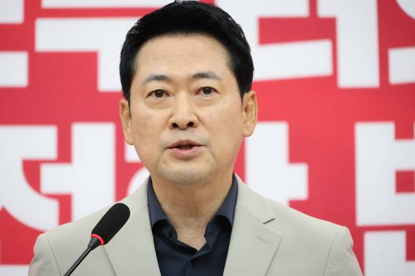 국민의힘 장동혁 대표가 2일 국회에서 기자회견을 하고 있다. [사진=연합뉴스]
