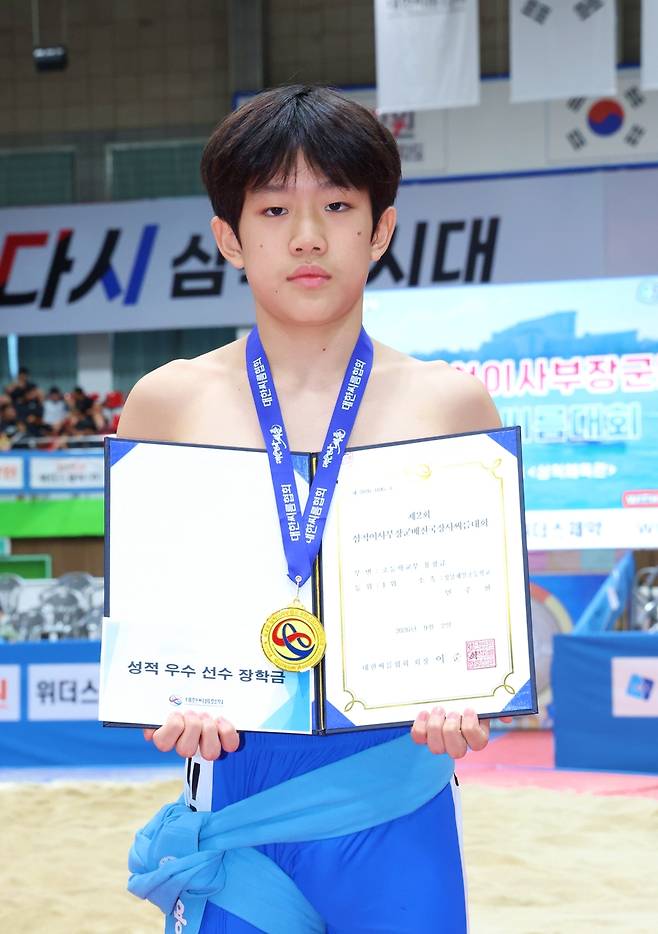 2일 강원도 삼척시 삼척체육관에서 열린 제2회 삼척이사부장군배 전국장사씨름대회 초등부 용장급(55㎏급)에서 우승을 차지한 민주현(성남제일초)이 기념촬영을 하고 있다. <대한씨름협회 제공>