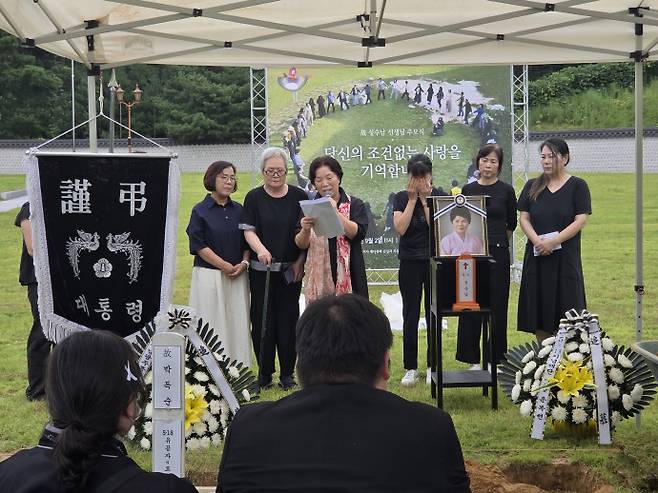 2일 오전 11시께 전남광주 북구 국립5·18민주묘지 제2묘역에서 열린 고(故) 성수남씨 추모식에서 '과거사 젠더폭력 진실과 치유의 길을 여는 5·18열매' 관계자들이 발언하는 모습. /임지섭 기자 ljs@namdonews.com