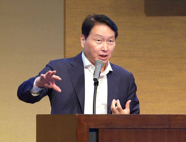 최태원 대한상공회의소 회장이 지난달 30일 일본 센다이 웨스틴호텔에서 열린 '한일 저출산 대응 교류위원회 1차 회의 겸 저출산 대응 심포지엄'에서 개회사를 하고 있다. [사진=대한상공회의소 제공]