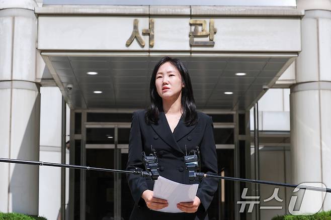 색동원 성폭력사건 피해자의 변호인인 고은영 변호사가 2일 오후 서울 서초구 중앙지방법원 앞에서 중증 발달장애인 거주시설 색동원 입소자들을 성폭행한 혐의로 재판에 넘겨진 시설장 김 모씨 1심 선고에 대한 입장을 발표하고 있다.  ⓒ 뉴스1 안은나 기자