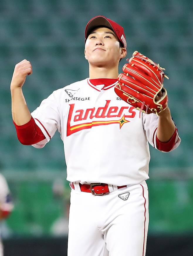 SSG 최민준이 2일 인천SSG랜더스필드에서 열린 2026 KBO리그 키움전에서 이닝을 마친 뒤 하늘을 바라보며 주먹을 불끈 쥐고 있다. 사진 | SSG 랜더스