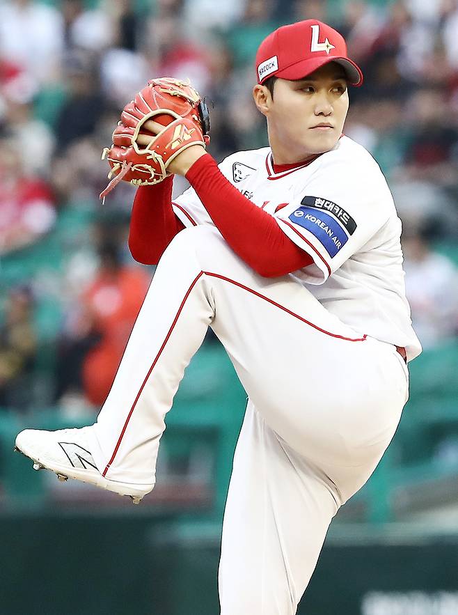 SSG 최민준이 4일 인천SSG랜더스필드에서 열린 2026 KBO리그 키움전에서 역투하고 있다. 사진 | SSG 랜더스