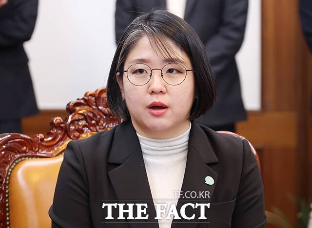 비례대표 의원인 용혜인 기본소득당 의원이 성평등가족부 장관 후보자로 지명된 뒤에도 의원직을 지키려 하면서 '겸직 논란'이 일고 있다. 사진은 용혜인 성평등가족부 장관 후보자가 지난 3월 19일 오후 서울 여의도 국회에서 열린 초당적 개헌추진을 위한 제정당 연석회의에서 발언하고 있는 모습. /배정한 기자
