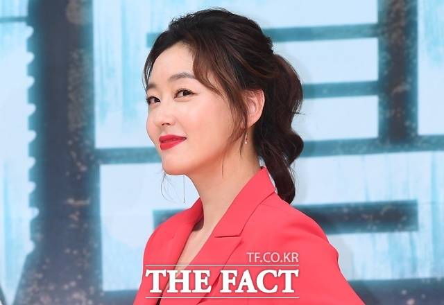 박위의 CCTV 영상 공개 후 논란이 확산되면서 배우 박진희가 소환됐다. 박진희는 지난 달 20일에 사진을 업로드한 뒤 SNS 활동을 사실상 중단한 상태인데 그동안 이틀에 한번 꼴로 게시물을 올리며 일상을 전해온 점을 감안하면 이번 박위 논란이 불러온 여파라고 할 수 있다./더팩트 DB