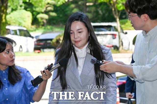 '294억 사기 혐의' 10월 첫 재판…242억 IP 계약의 진실은? 300억원대 사기 혐의를 받는 차가원 피아크그룹 회장 겸 원헌드레드 대표가 지난 달 3일 오전 서울 서초구 서울중앙지방법원에서 열린 구속 전 피의자 심문(영장실질심사)에 출석하고 있다. /서예원 기자
