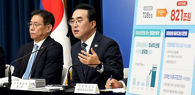 박홍근 기획예산처 장관이 지난달 28일 세종시 정부세종청사에서 2027년도 얘산안 상세 브리핑을 하고 있다./뉴스1