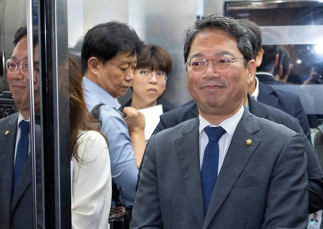김승원 법무부 장관 후보자가 지난 1일 국회에서 열린 제439회 정기국회 개회식에 참석한 뒤 국회의사당을 떠나고 있다. 연합뉴스