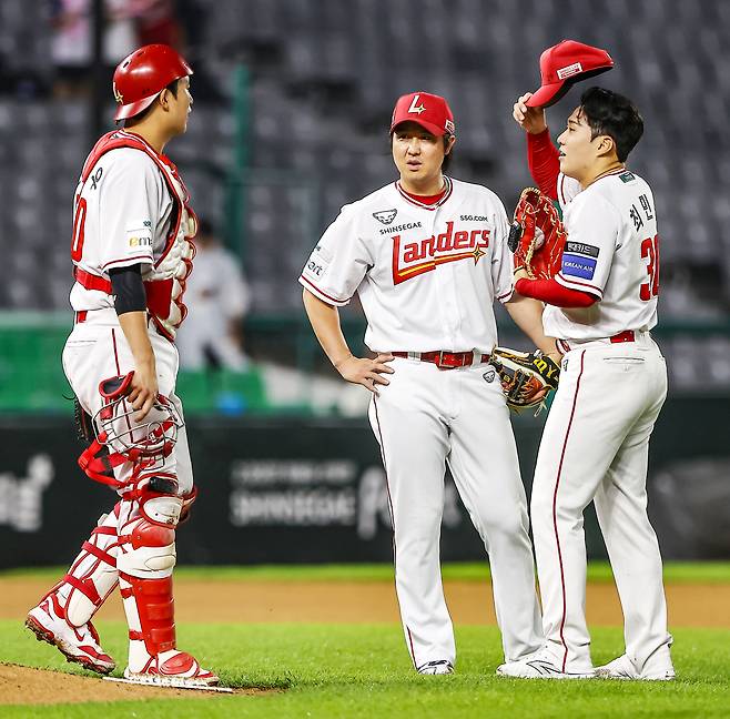 경기 중 마운드에 모인 포수 조형우, 내야수 최정, 투수 최민준의 모습. SSG 제공