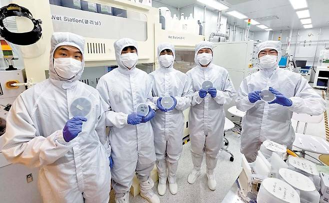 2027학년도는 현행 9등급 내신과 수능 체제로 치르는 마지막 대입으로, 수시 확대와 대학별 전형 변화를 함께 살펴야 한다. 사진은 서강대 반도체소자제작 수업 모습. [사진 서강대]