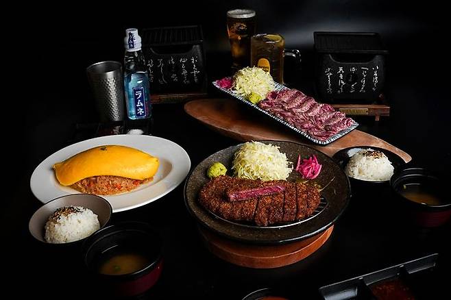 (사진2) 후라토식당의 대표 메뉴인 규카츠 정식과 반숙 오므라이스. [사진 후라토식당]