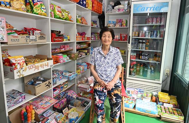 홍성선 할머니가 지난달 27일 인천 제물포구의 문구점 ‘영문구’ 의자에 앉아 아이들의 방문을 기다리고 있다. 저출생 여파로 문구점 매출이 크게 줄었지만, 홍 할머니는 다른 일을 할 생각은 없었다고 한다. 이유를 묻자 “아이들 목소리 들리면 좋잖아”라고 답했다. 인천=권현구 기자