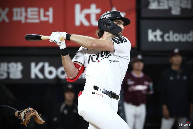 KT 위즈의 힐리어드가 1일 수원 KT위즈파크에서 열린 한화 이글스와의 2026 신한 SOL KBO리그 홈 경기에서 2회말 희생플라이를 기록하며 ‘30홈런·100타점’ 기록을 세웠다. KT 제공