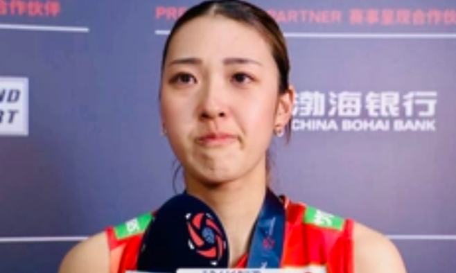 일본 미녀 여자 배구 선수 사토 요시노가 태국과의 경기에서 충격패하자 눈물을 흘렸다. [사진출처 = 영상캡처]