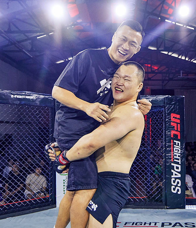 강지원이 2026년 8월 UFC 파이트 패스로 중남미 제외 글로벌 생중계된 Z-Fight Night 오리진 05 코-메인이벤트 1라운드 TKO 승리 후 ‘코리안 좀비’ 정찬성 대표를 들어 올리고 있다. 사진=ZFN