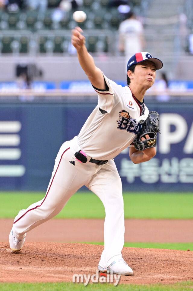 30일 오후 서울 잠실야구장에서 진행된 '2026 신한 SOL KBO 리그' 키움 히어로즈-두산 베어스의 경기. 두산 선발 최민석이 역투를 펼치고 있다./마이데일리