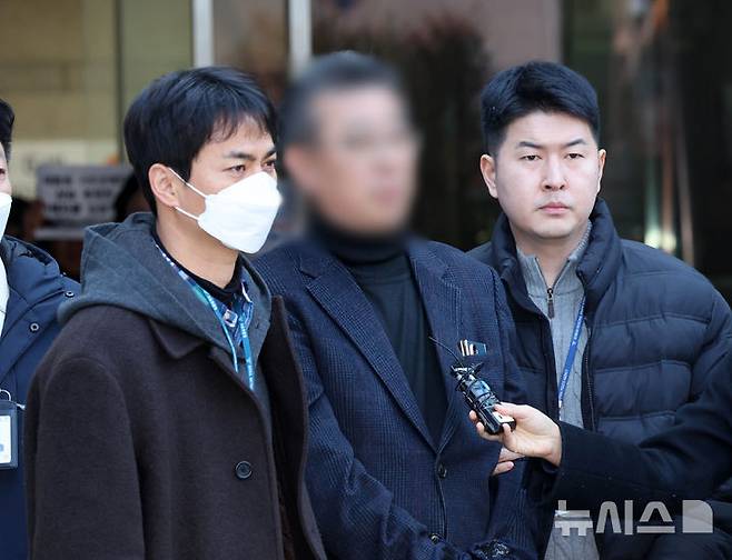 [서울=뉴시스] 배훈식 기자 = 인천 중증장애인 거주시설 색동원에서 여성 입소자들을 성적으로 학대한 혐의로 재판에 넘겨진 시설장이 1심에서 징역 15년을 선고받았다. 사진은 시설장 김모씨가 지난 2월 19일 구속 전 피의자 심문을 마치고 돌아가는 모습. 2026.09.02. dahora83@newsis.com