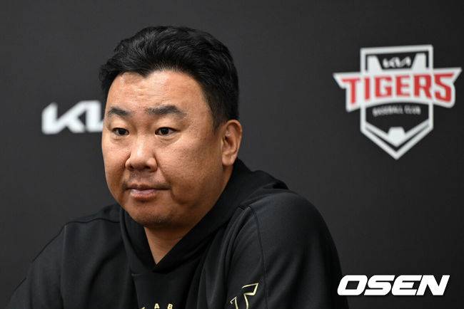 [OSEN=광주, 이대선 기자] 28일 광주-기아 챔피언스필드에서 2026 신한 SOL KBO리그 KIA 타이거즈와 SSG 랜더스의 경기가 열렸다.이날 KIA는 올러, SSG은 이준기를 선발로 내세웠다.경기에 앞서 KIA 이범호 감독이 인터뷰를 하고 있다. 2026.08.28 /sunday@osen.co.kr