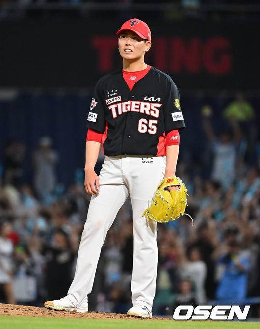 [OSEN=창원, 이석우 기자] 1일 창원NC파크에서 2026 신한 SOL KBO 리그 NC 다이노스와 KIA 타이거즈의 경기가 열렸다. 홈팀 NC는 구창모가, 방문팀 KIA는 네일이 선발 출전했다. KIA 타이거즈 성영탁이 7회말 2사 만루 NC 다이노스 블레인에게 좌월 만루 홈런을 맞고 허탈해 하고 있다. 2026.09.01 / foto0307@osen.co.kr