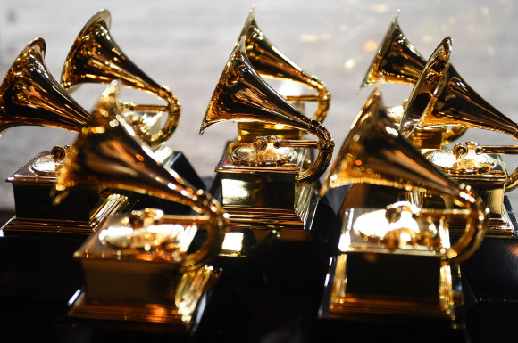 O nome do Grammy Awards deriva da palavra "gramofone". O formato do troféu também foi inspirado em um gramofone. Nova York AFP Yonhap News