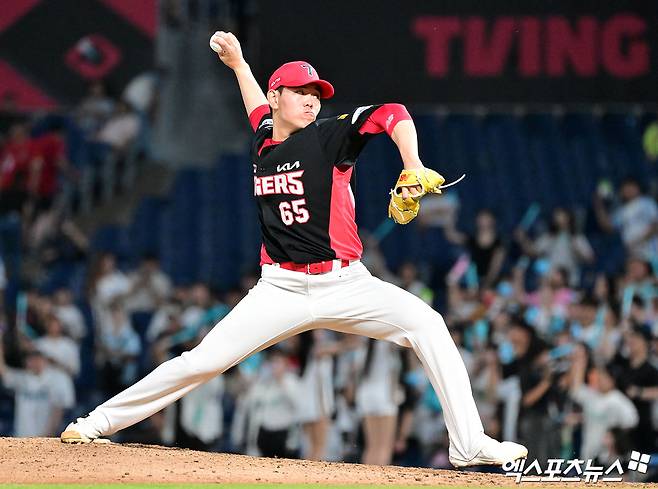 1일 오후 경상남도 창원NC파크에서 열린 ‘2026 신한은행 SOL KBO리그' KIA 타이거즈와 NC 다이노스의 경기, 7회말 2사 만루 KIA 성영탁이 공을 힘차게 던지고 있다. 창원, 김한준 기자
