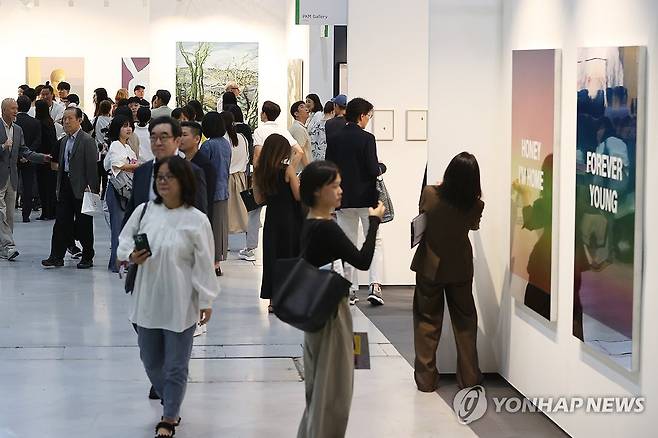 북적이는 프리즈 서울 2025년 9월 3일 서울 강남구 코엑스에서 '프리즈 서울 2025' VIP 프리뷰 데이가 열리고 있다. 
[연합뉴스 자료사진]