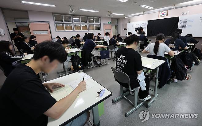 대학수학능력시험 9월 모의평가 준비하는 수험생들 (서울=연합뉴스) 2027학년도 대학수학능력시험 9월 모의평가 시행일인 2일 서울 송파구 방산고등학교에서 수험생들이 시험을 준비하고 있다. 2026.9.2 [사진공동취재단] photo@yna.co.kr
