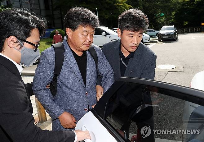 법원 나서는 박창욱 경북도의원 (서울=연합뉴스) 최재구 기자 = 건진법사 전성배씨에게 국민의힘 공천을 청탁한 혐의를 받는 박창욱 경북도의원(당시 후보자)이 15일 서울 중앙지법에서 구속 전 피의자 심문(영장실질심사)을 마치고 법원을 나서고 있다. 2025.9.15 [공동취재] jjaeck9@yna.co.kr