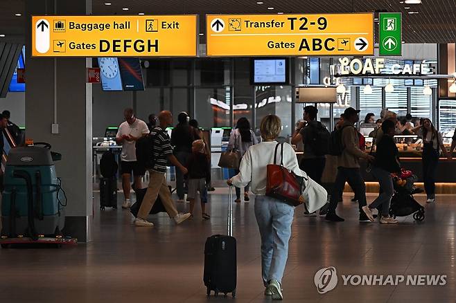 스히폴공항 찾은 여행객들 (서울=연합뉴스) 1일(현지시간) 네덜란드 암스테르담 스히폴공항에서 여행객들이 이동하고 있다. 2026.9.2 [공항사진기자단] photo@yna.co.kr