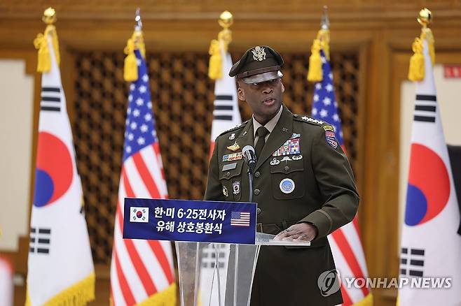 주한미군 사령관, 한미 유해 상호봉환식 기념사 (성남=연합뉴스) 한상균 기자 = 제이비어 브런슨 주한미군사령관이 5일 성남 서울공항에서 열린 한·미 6·25전사자 유해 상호봉환식에서 기념사를 하고 있다. 2026.6.5 [청와대통신사진기자단] xyz@yna.co.kr