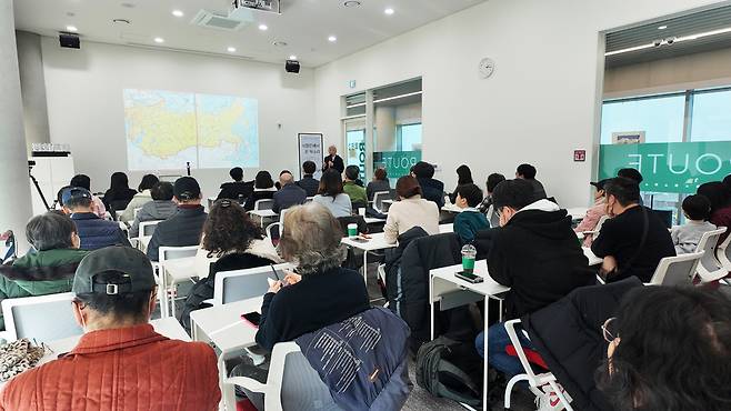 문산도서관 역사 강좌 모임에서 시민들이 세계사 강의를 듣고 있다. /사진제공=문산도서관