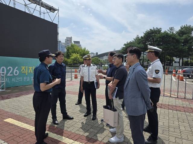 ▲ 윤치원 청원경찰서장이 2026 직지문화축제 현장을 점검하고 있다./청주청원경찰서 제공