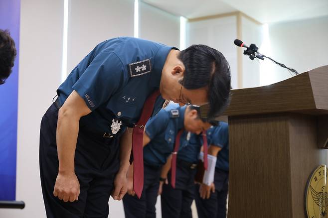 고개 숙인 제주경찰청장. 연합뉴스