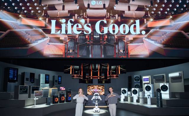 4일 독일 베를린에서 열리는 유럽 최대 가전 전시회 ‘IFA 2026’의 LG전자 부스에서 모델이 홈로봇 ‘LG 클로이드’의 지휘 아래 제품과 기술, 서비스가 하나의 AI 생태계로 연결되는 모습을 담은 전시 콘텐츠 ‘LG AI 오케스트라’를 감상하고 있다./LG전자/