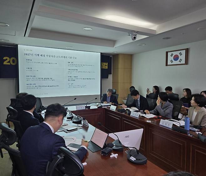 3일 서울 여의도 국회 의원회관에서 열린 '2027년 가상자산 과세 체계 점검 토론회'에서 참석자들이 2027년 시행 예정인 가상자산 소득과세의 소득 분류와 과세 기준, 집행 인프라 등을 논의하고 있다. /전시현 기자&nbsp;