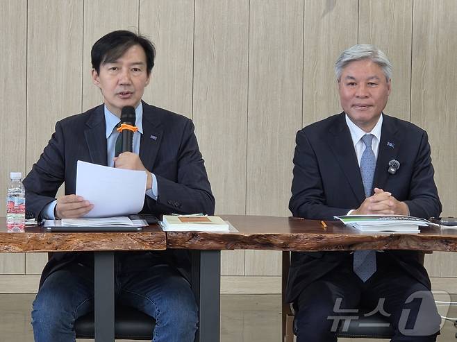 조국 조국혁신당 혁신정책연구원장이 3일 광주 북구 주식회사 엠에스엘서 열린 호남반도체 클러스터 성공 방안 정책 간담회에서 축사를 하고 있다. 오른쪽은 서왕진 조국혁신당 전남광주통합특별시당위원장. 2026.9.3 ⓒ 뉴스1 서충섭 기자