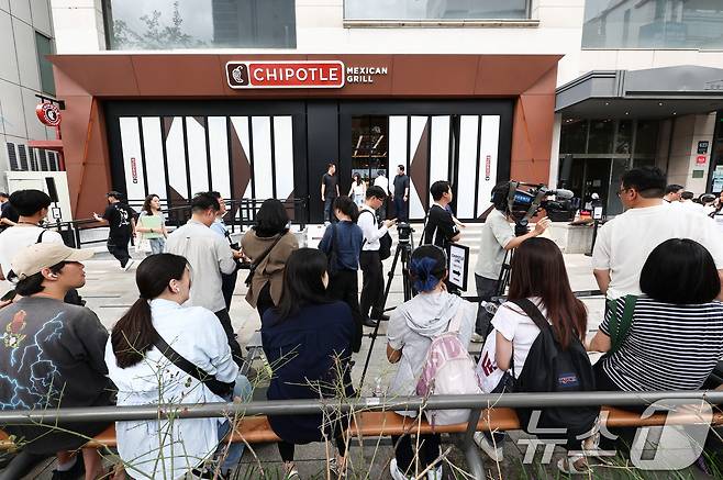 2일 서울 서초구 치폴레 강남점에서 시민들이 오픈을 기다리고 있다. 이날 미국의 멕시칸 외식 프랜차이즈 '치폴레'가 한국에 아시아 첫 매장을 열고 영업을 시작했다. 2026.9.2 ⓒ 뉴스1 최지환 기자