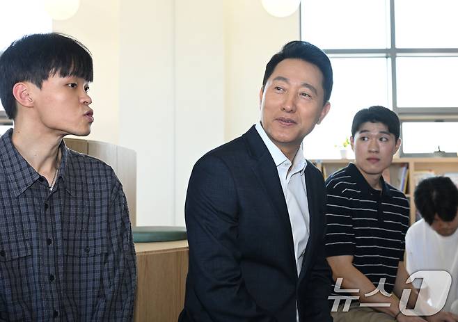 오세훈 서울시장이 12일 서울 구로구 개봉역 인근에 위치한 청년안심주택을 방문해 입주 청년들과 간담회를 하고 있다. (공동취재) 2026.8.12 ⓒ 뉴스1 박정호 기자