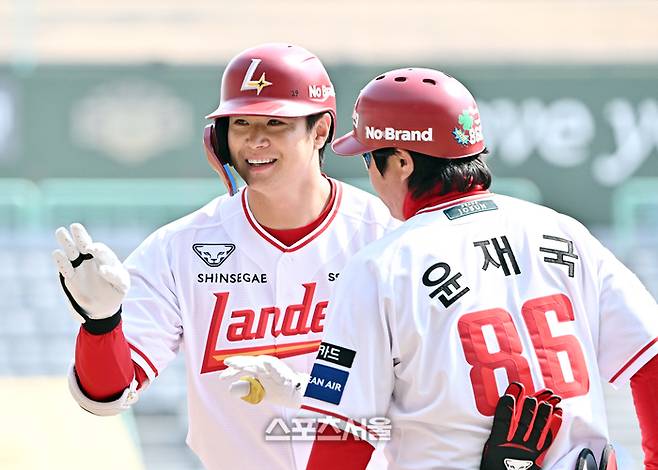 SSG 김재환이 17일 인천SSG랜더스필드에서 열린 2026 KBO리그 삼성과 시범경기 1회말 1사 삼성 선발 이승민을 상대로 안타를 치고 미소를 짓고 있다. 문학 | 박진업 기자 upandup@sportseoul.com