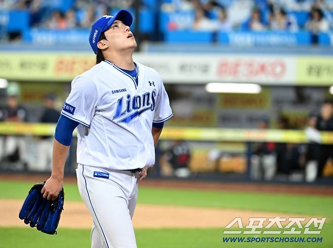 3일 대구 삼성라이온즈파크에서 열린 롯데와 삼성의 경기. 6회초 한동희에 동점 2점홈런을 허용한 뒤 이닝을 끝낸 원태인이 아쉬워하고 있다. 대구=허상욱 기자wook@sportschosun.com/2026.09.03/
