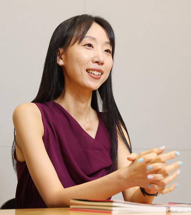 서른에 임용돼 10년 넘게 문학 교수로 일했던 우신영 작가는 “퇴근 뒤 15분 정도 책을 읽어주는 게 다인 바쁜 엄마였는데, 그 시간에 동화의 매력에 다시 빠지게 됐다”며 “어려운 논문이 아니라 전래동화 속 맛있는 음식, 절기, 다정한 할머니 같은 따뜻한 기억을 환기시키는 글을 쓰고 싶어 동화를 쓰게 됐다”고 했다. 신원건 기자 laputa@donga.com