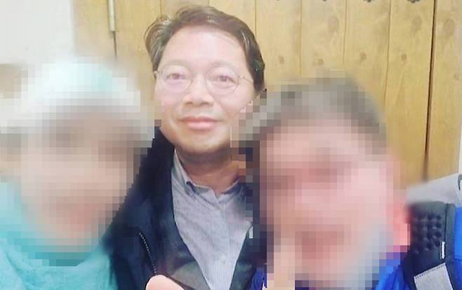김승원 법무부 장관 후보자가 2022년 2월 지인 양모 씨(왼쪽), 정모 판사(오른쪽)와 함께 찍은 사진. 양 씨는 자신의 인스타그램에 이 사진을 올려 김 후보자를 “영원한 멘토”로, 정 판사를 “운동하며 만나 뵌 판사님”으로 소개했다. 현재 이 사진은 내려간 상태다. 인스타그램 캡처